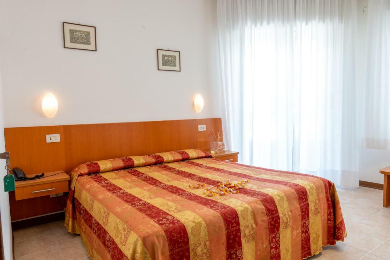 Hotel Nettuno Caorle Buitenkant foto