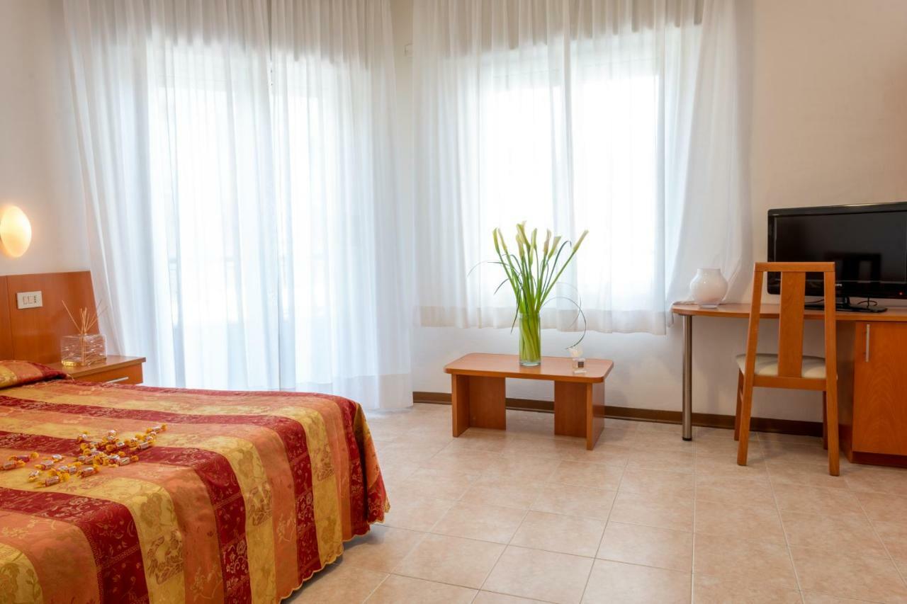 Hotel Nettuno Caorle Buitenkant foto